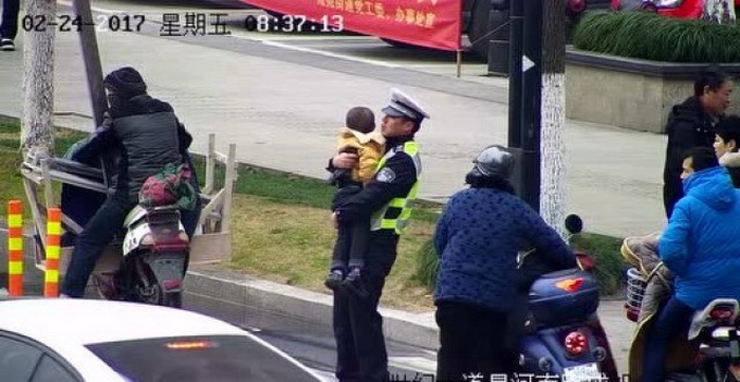 未婚交警抱娃指揮交通 很囧又很暖心了解真相網(wǎng)友紛紛被感動
