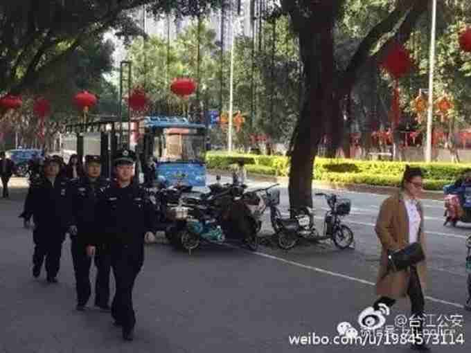 警察在街上到處“溜達(dá)”有什么用？ 官方回應(yīng)與網(wǎng)友評論交相輝映