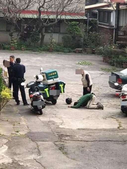 快遞員被逼磕頭：痛哭失聲情緒幾近崩潰 網(wǎng)友：得饒人處且饒人