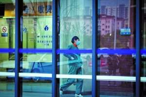 　　昨日，上海復(fù)旦大學(xué)附屬兒科醫(yī)院，一位戴著口罩的醫(yī)務(wù)工作者在4歲禽流感患兒所住的傳染病門診大樓內(nèi)。該名患兒現(xiàn)已基本康復(fù)。 早報(bào)記者楊深來圖