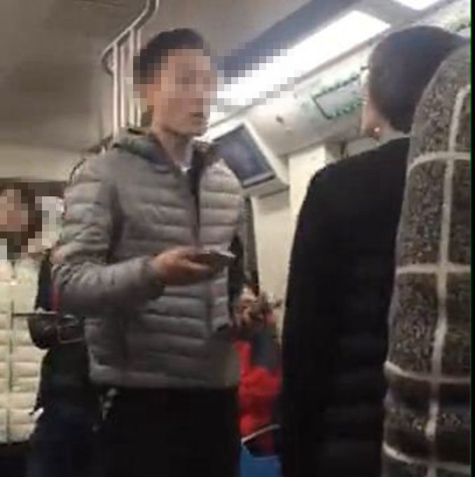 男子地鐵辱罵兩女 網友：有些人為什么非要人掃二維碼呢？