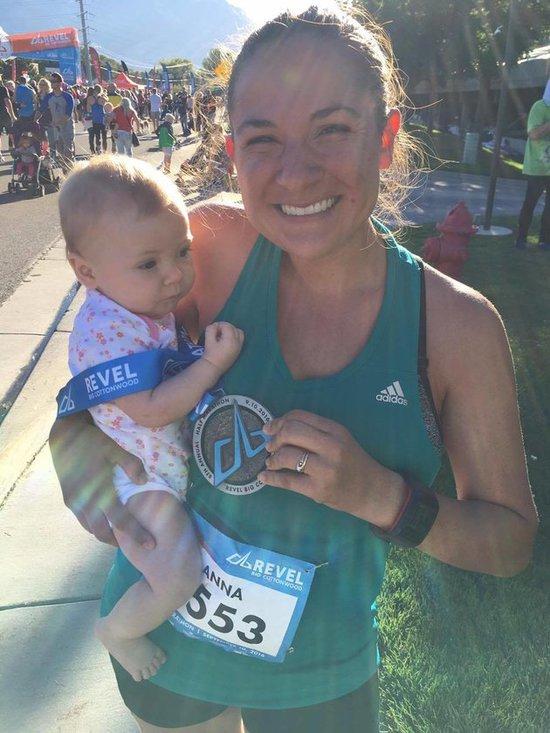 美國媽媽邊跑馬拉松邊擠母乳運動喂娃兩不誤