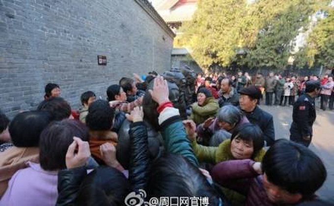 香客排長隊(duì)打秦檜 靠打擊奸臣鐵像求手到病除只是個傳說