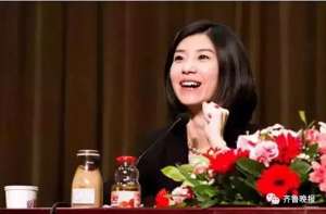 兩會現女神翻譯 網友：明明可以靠臉偏偏靠才華