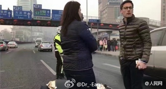 老外相助昏迷男子 做好事不分國籍網友稱贊“進口活雷鋒”