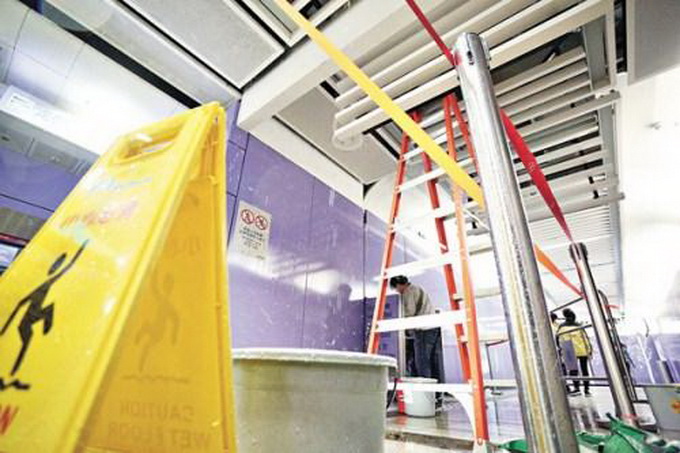 香港地鐵站情人節后第二場“傾盆大雨” 大堂出現積水