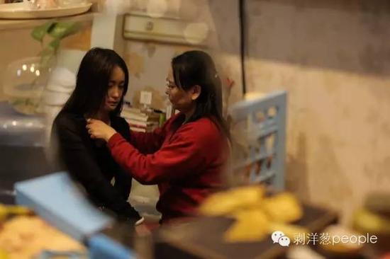周巖和母親在病房內。新京報記者彭子洋攝