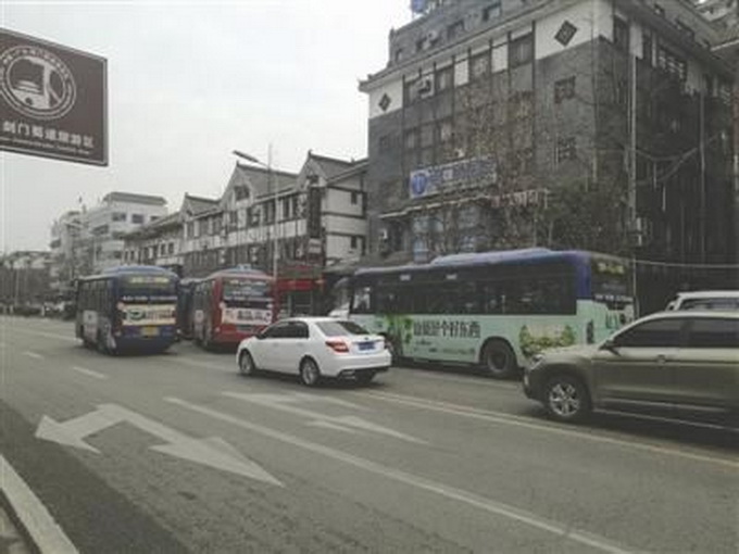 公交倒車碾死女童 站臺沒劃定專門停車區域存在安全隱患