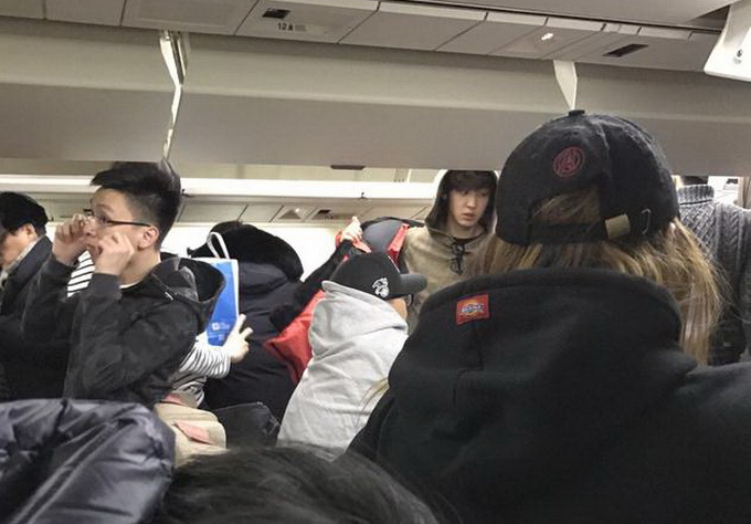 EXO樸燦烈乘飛機 每袋墨鏡口罩被贊態度親民