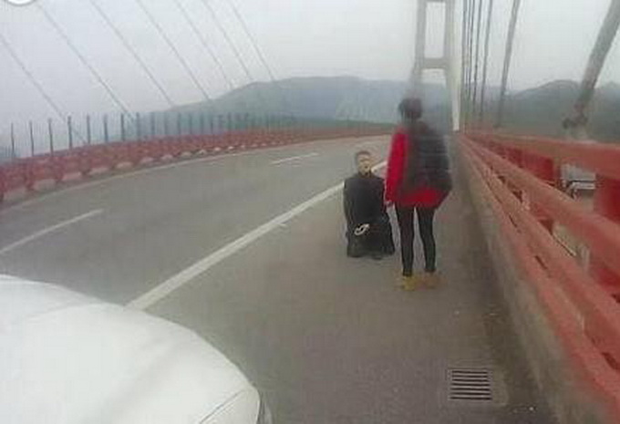高速上長(zhǎng)跪求婚 網(wǎng)友-不負(fù)責(zé)任行為女孩兒別答應(yīng)他