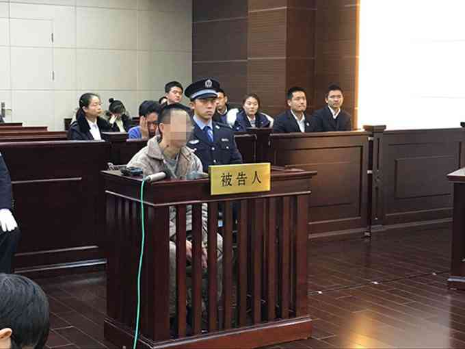 浦東機場爆炸開庭 被告人先后點燃3件自制爆炸物丟向現(xiàn)場人群