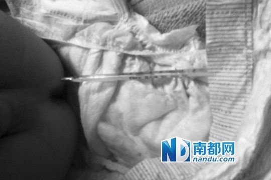 　小華媽媽拍攝的溫度計被拔出時的畫面。受訪者供圖