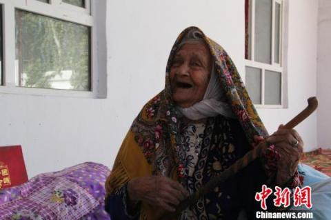 新疆130歲高齡老人經檢查沒有“三高”最愛玉米馕