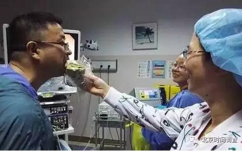 護士給醫生喂面包照走紅 當事人稱經常廢寢忘食