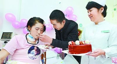 醫護人員助小伙為重病女友送去驚喜 浪漫求婚在病房里上演