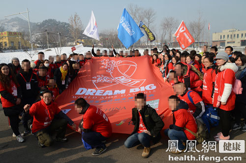 佑安醫(yī)患攜手長城腳下舞動(dòng)紅絲帶