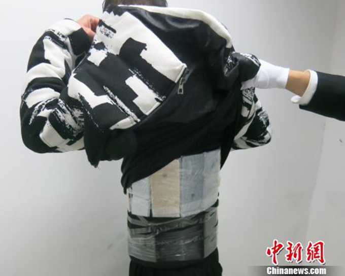 深圳查獲綁藏手機 4人身上竟綁藏了近200部iPhone手機入境
