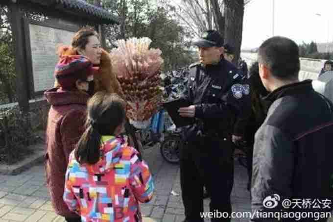 警察在街上到處“溜達(dá)”有什么用？ 官方回應(yīng)與網(wǎng)友評論交相輝映