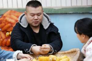 岳云鵬回老宅錄節目 回憶辛酸往事失控痛哭