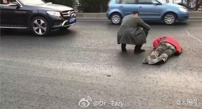 老外相助昏迷男子 做好事不分國籍網友稱贊“進口活雷鋒”