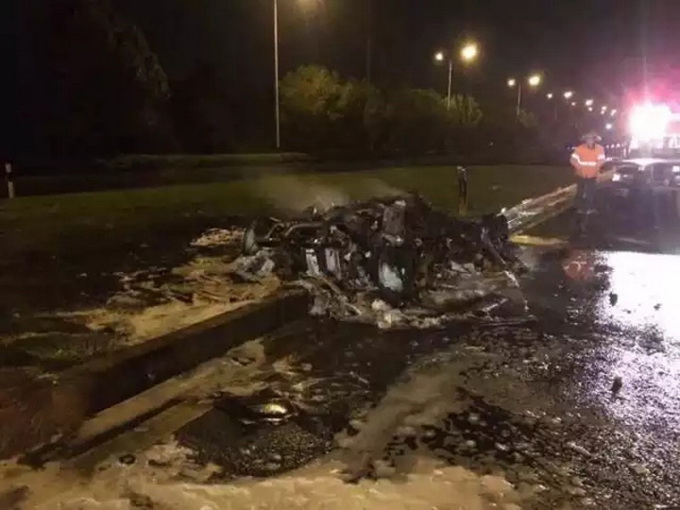 400萬跑車成焦炭 4秒鐘后火勢難控制駕駛員身亡