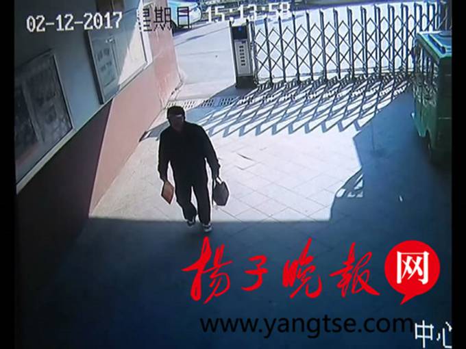 偷蘋果手機賤賣 7旬老人因涉嫌盜竊被取保候?qū)彛阂皇ё愠汕Ч藕蓿? width=