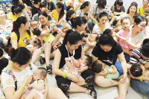 成都百名媽媽快閃宣傳母乳喂養 當眾解衣哺乳(圖)