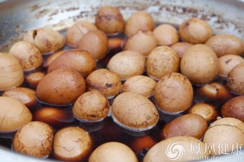 美媒看中國小城童子尿煮雞蛋：連蛋帶尿一個1.7元