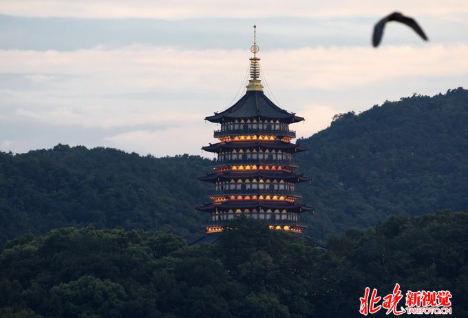 雷峰塔變金銀島 瞅準了再投幣！盤點那些讓人看不懂的許愿地
