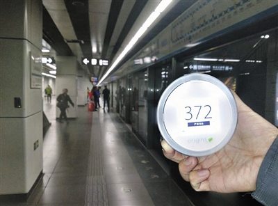 記者體驗(yàn)：霧霾天公共場(chǎng)所室內(nèi)PM2.5接近室外
