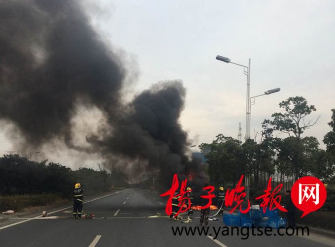 輔警3進火場滅火 網友：雖然你沒有了帥氣，但你是最可愛的！