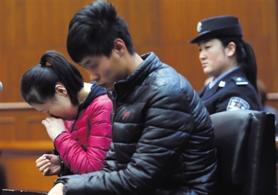 未婚生子怕被發現 23歲媽媽扎死嬰兒伙同男友拋尸
