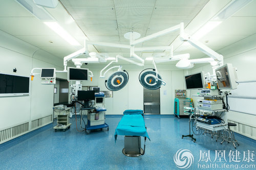 上海醫學專家成功運用VR技術3D直播腹腔鏡手術