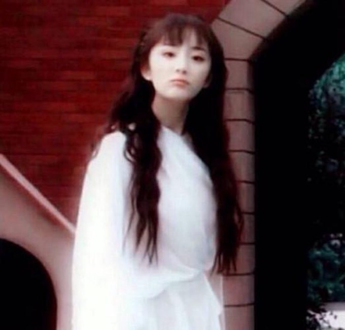 楊冪早年舊照曝光 網(wǎng)友：不愧是四海八荒第一美女子嫩得能掐出水