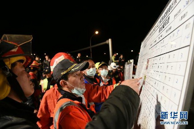 臺灣游覽車翻車事故已致32死12人送醫(yī) 車上無大陸游客