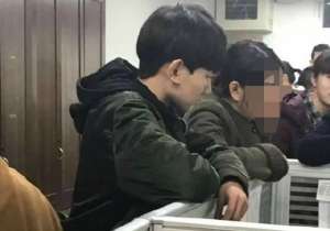 王源回校遭圍觀 網友-為何現在連男孩子都那么不矜持？