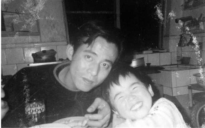 跨越24年父女照 網(wǎng)友：歲月能改變我們的容顏不能改變濃濃的親情