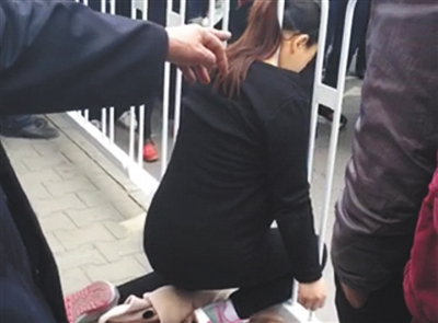 陜西一孕婦頸部卡防護(hù)欄后身亡