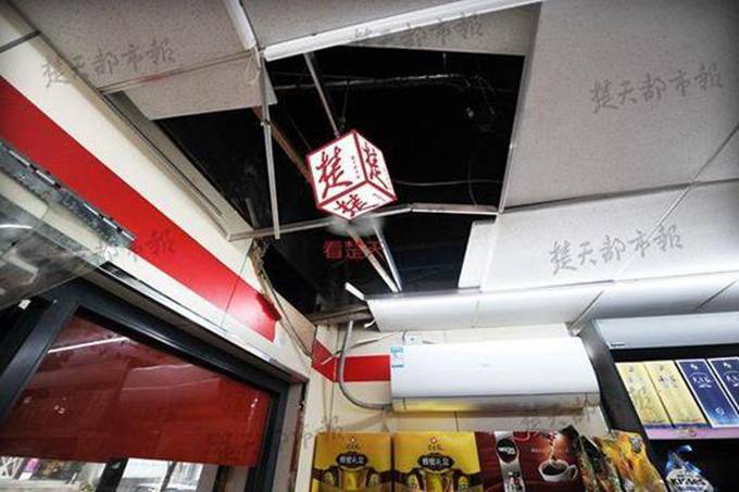 超市天花板藏活人：半夜跳下行竊三次偷走10多萬元的香煙 警方介入調查