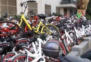 醫(yī)院門口單車成山 說好的溝通呢？是誰把它們堆在一起的
