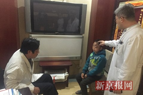 9歲男童左眼腫似核桃 父親帶兒尋醫9年未放棄