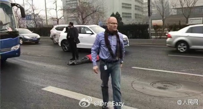 老外相助昏迷男子 做好事不分國籍網友稱贊“進口活雷鋒”