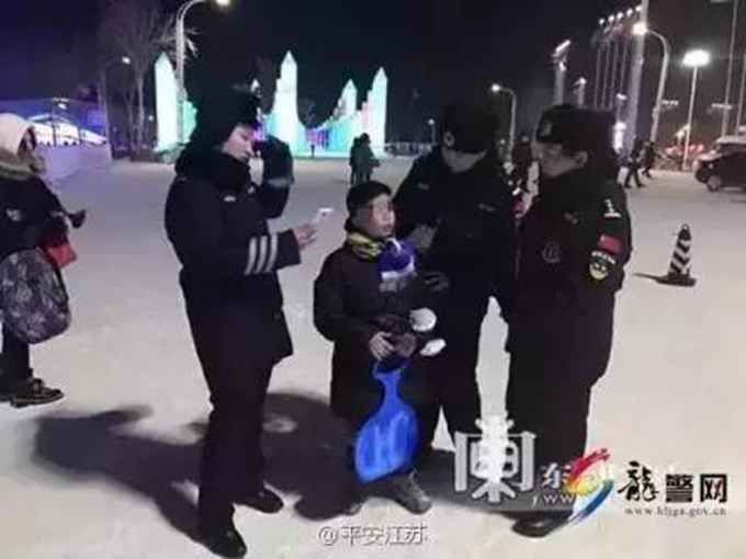 警察在街上到處“溜達(dá)”有什么用？ 官方回應(yīng)與網(wǎng)友評論交相輝映