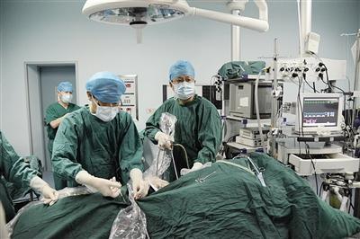 覺得手術可怕男子每天灌10瓶啤酒想要化掉腎結石