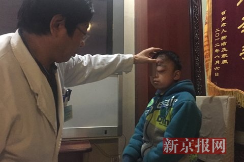 9歲男童左眼腫似核桃 父親帶兒尋醫9年未放棄