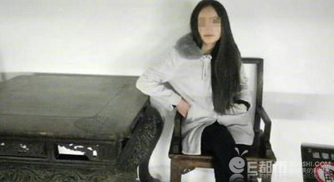 女子坐文物拍照 網友-只能說丑人多作怪