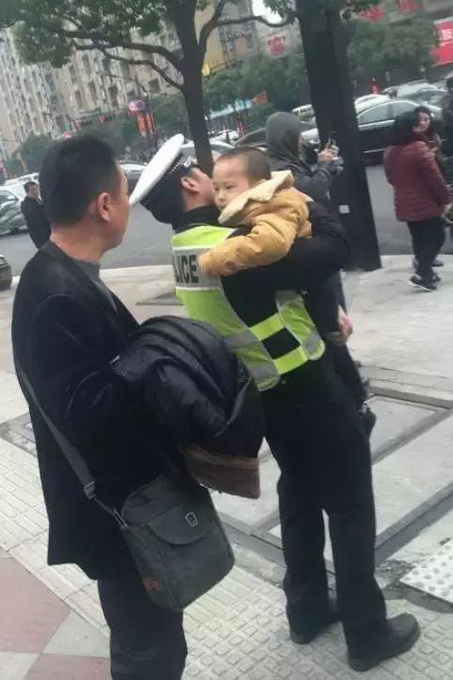 未婚交警抱娃指揮交通 很囧又很暖心了解真相網(wǎng)友紛紛被感動