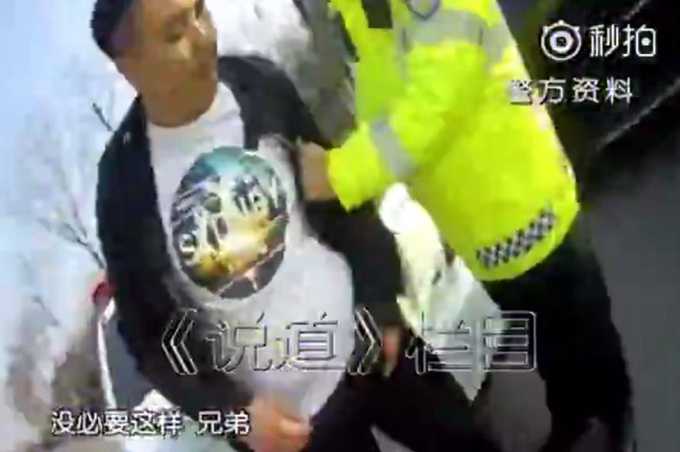 偽造號(hào)牌懟交警:男子涉嫌公然侮辱他人 被處行政拘留20天罰款2000元