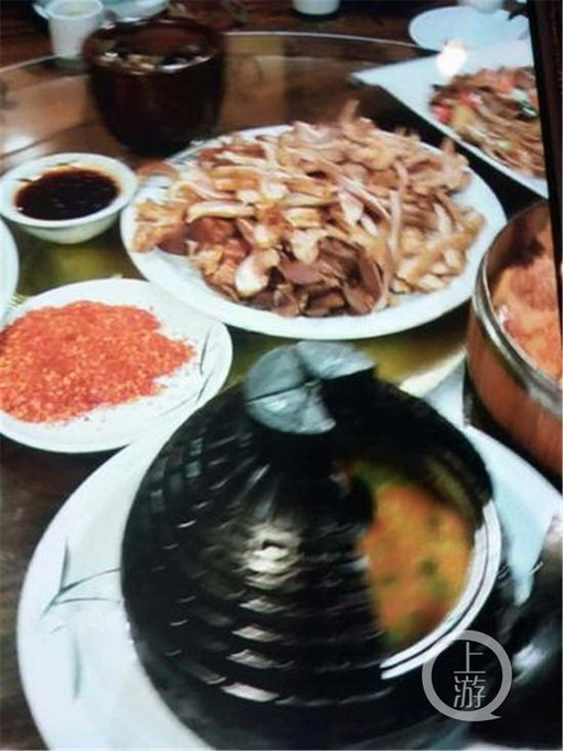 女子聚餐點特色“地雷菜”  上桌后真炸了