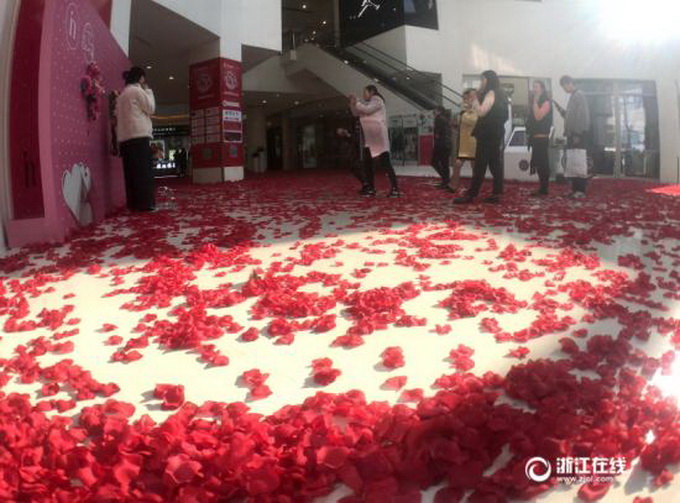 杭州商場(chǎng)花瓣鋪路 情人節(jié)很應(yīng)景增添了浪漫氣息